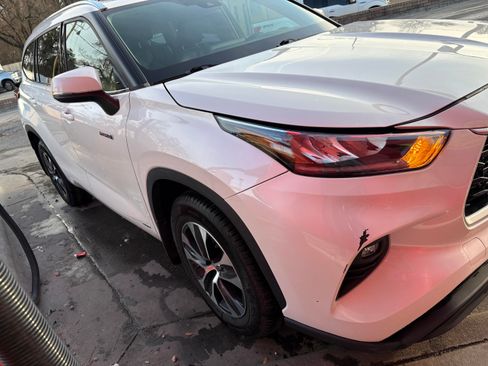 Used 2020 Toyota Highlander XLE image 2