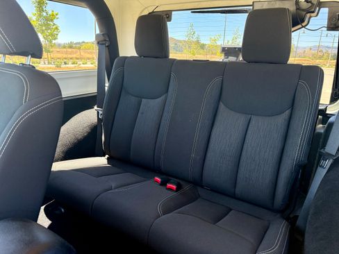 Used 2018 Jeep Wrangler Sahara w/ Connectivity Group image 16