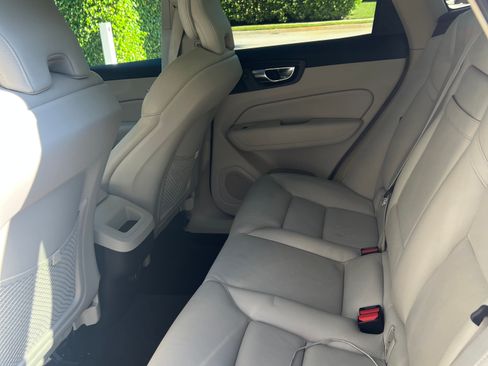 Used 2019 Volvo XC60 T5 Momentum w/ Premium Package image 10