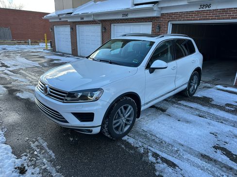 Used 2015 Volkswagen Touareg TDI image 2