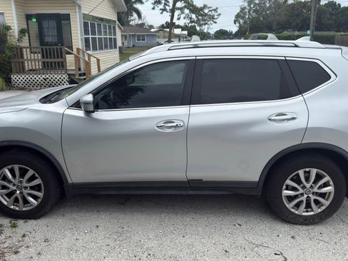 Used 2017 Nissan Rogue SV FWD image 2