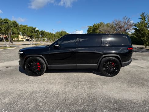 Used 2023 Rivian R1S Launch Edition image 2