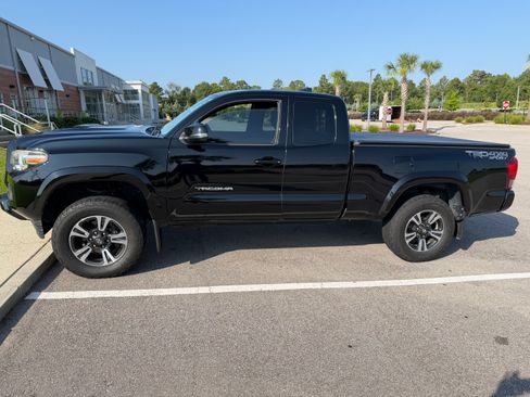 Used 2017 Toyota Tacoma TRD Sport w/ Tow Package AWD/4WD image 2
