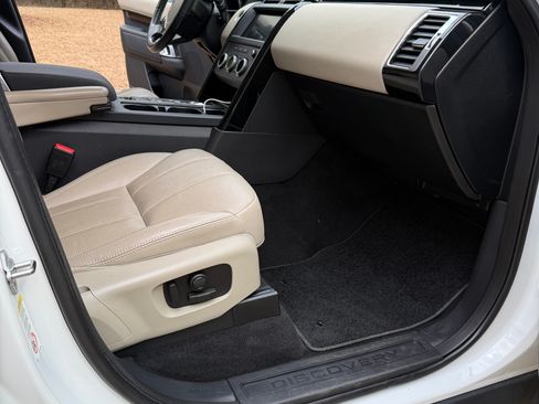 Used 2019 Land Rover Discovery SE image 10