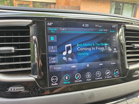 Used 2018 Chrysler Pacifica Touring-L image 6