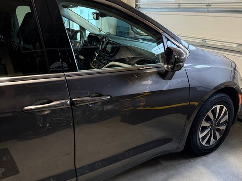 Used 2022 Chrysler Pacifica Touring-L image 2