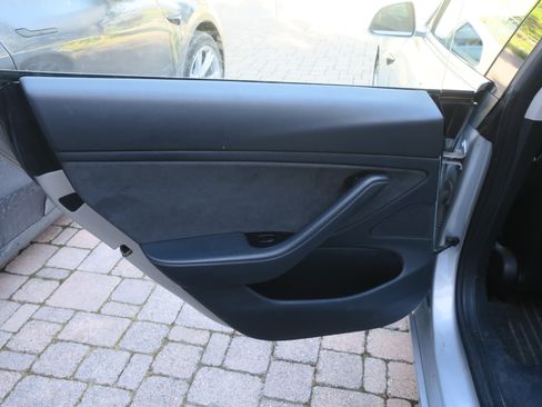 Used 2018 Tesla Model 3 Long Range image 23