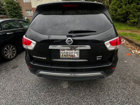 Used 2015 Nissan Pathfinder SV image 2