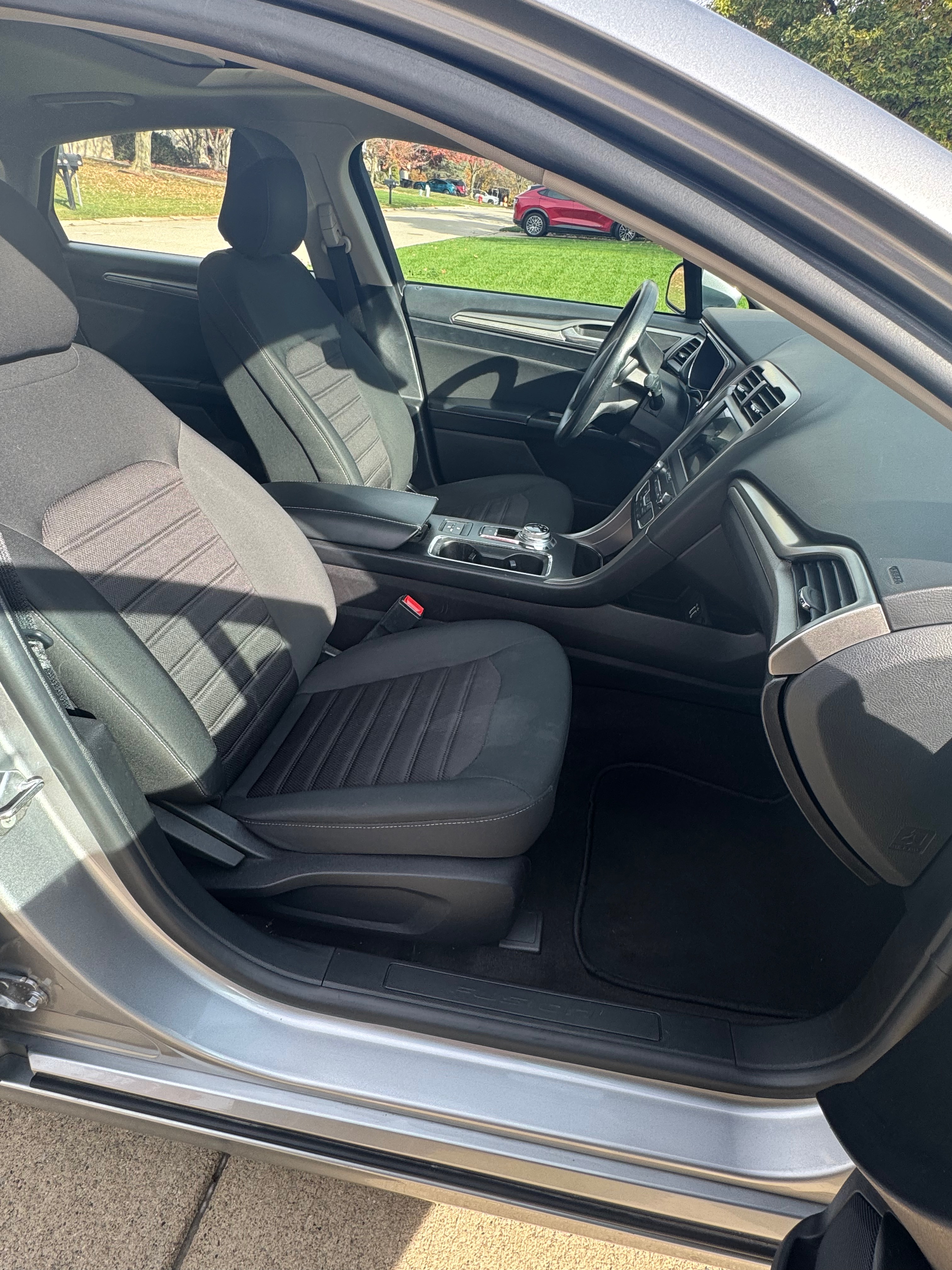 Used 2020 Ford Fusion SE FWD image 8
