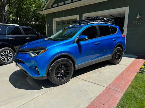Used 2018 Toyota RAV4 XLE AWD/4WD image 16