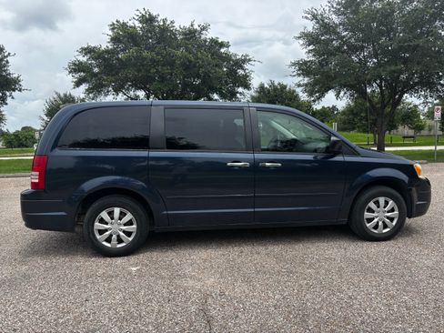 Used 2008 Chrysler Town & Country LX FWD image 5