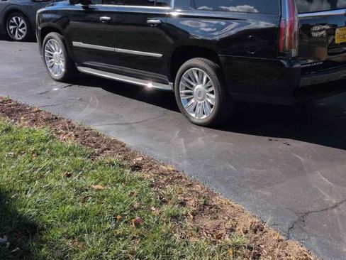 Used 2015 Cadillac Escalade ESV Luxury image 2