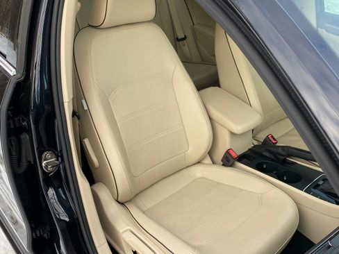 Used 2017 Volkswagen Passat 1.8T R-Line w/ R-Line Lighting Package image 31