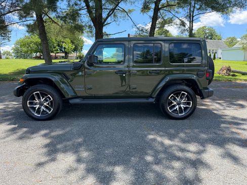 Used 2024 Jeep Wrangler Unlimited w/ Convenience Group AWD/4WD image 8