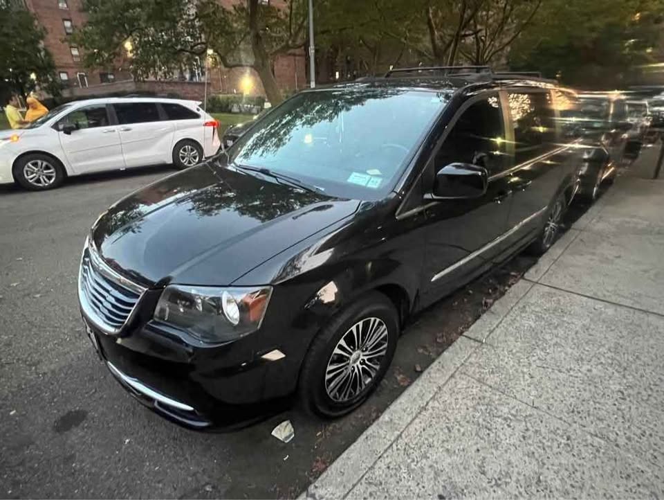Used 2014 Chrysler Town & Country S FWD image 9
