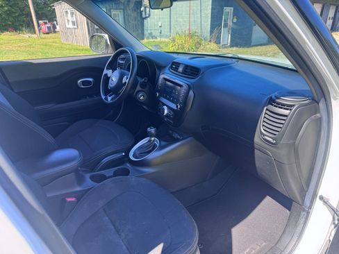 Used 2018 Kia Soul + FWD image 13