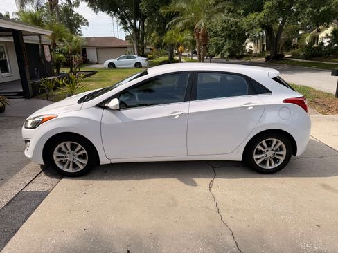 Used 2015 Hyundai Elantra GT FWD image 2
