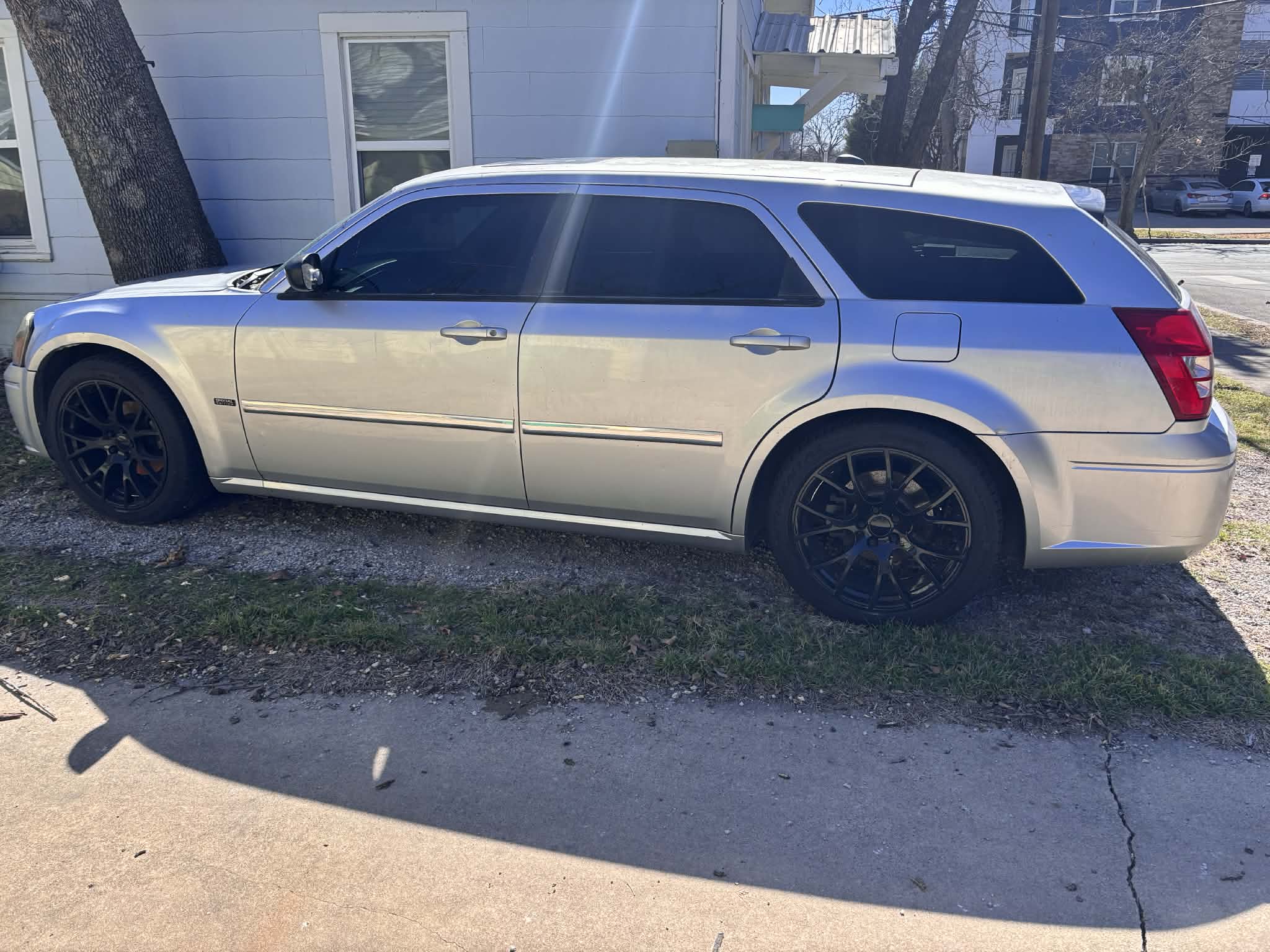 Used 2005 Dodge Magnum SE RWD image 2