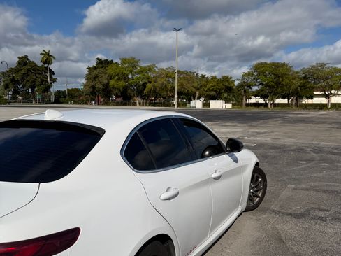 Used 2018 Alfa Romeo Giulia image 11