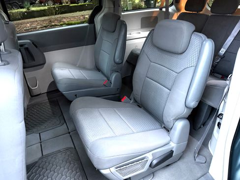 Used 2010 Chrysler Town & Country Touring image 9