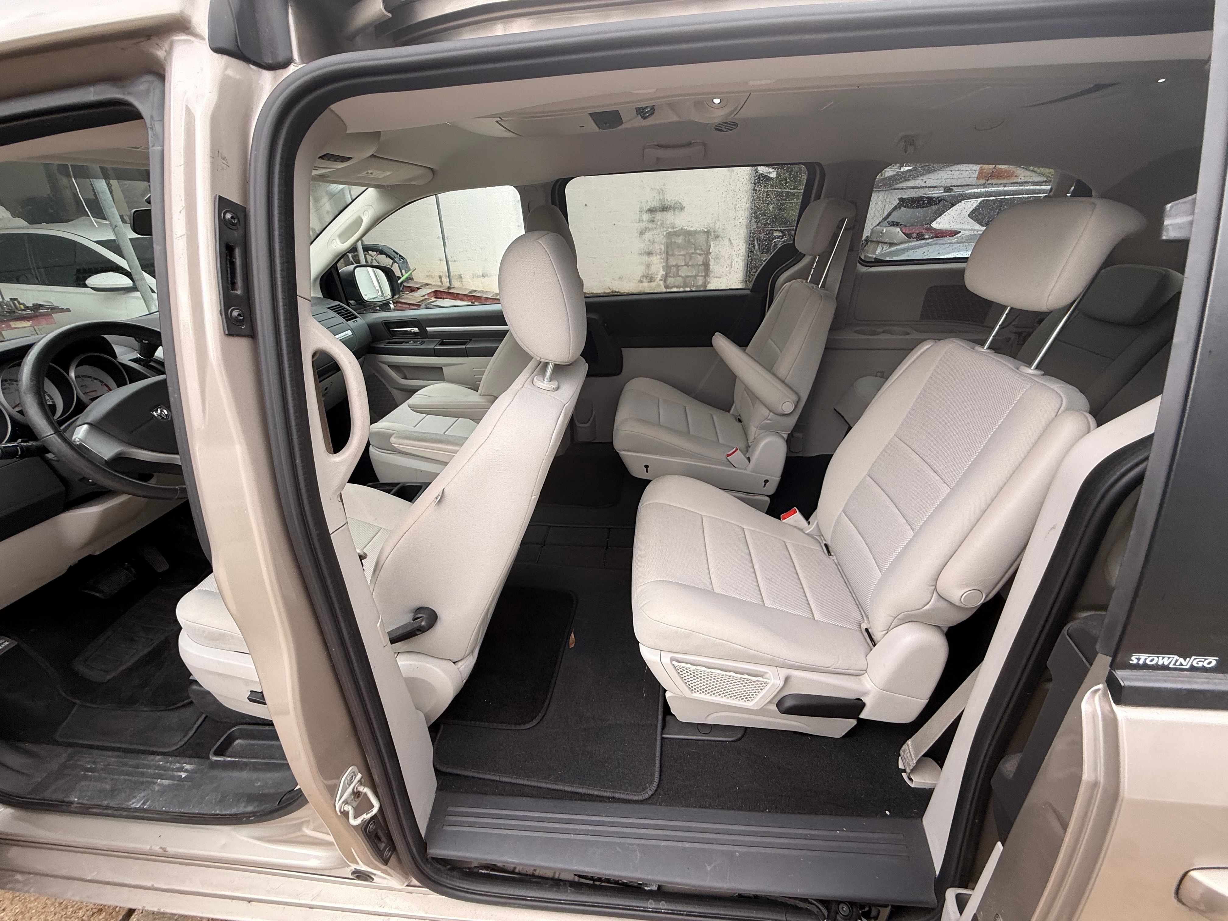 Used 2009 Dodge Grand Caravan SXT w/ Entertainment Group 2 FWD image 8