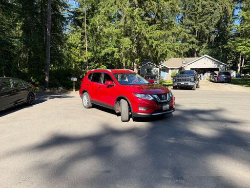 Used 2017 Nissan Rogue SV AWD/4WD image 2