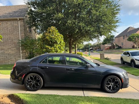 Used 2019 Chrysler 300 S image 5