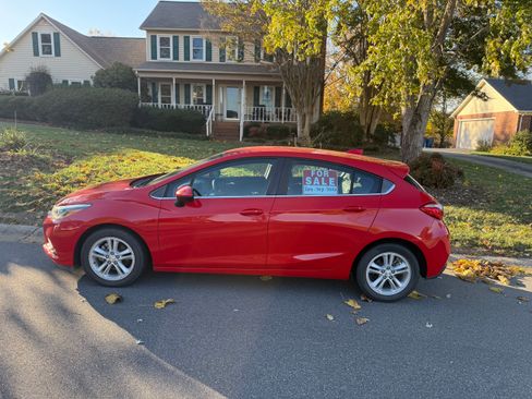 Used 2017 Chevrolet Cruze LT w/ Convenience Package image 10