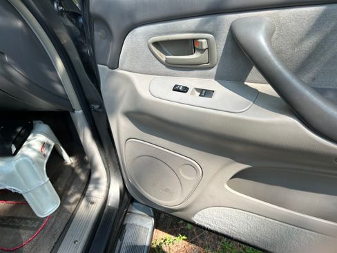 Used 2005 Toyota Sequoia SR5 AWD/4WD image 19
