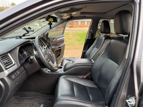 Used 2019 Toyota Highlander XLE image 8