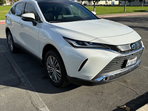 Used 2023 Toyota Venza Limited image 11