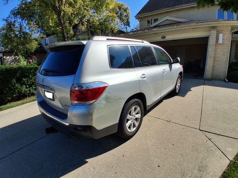 Used 2012 Toyota Highlander SE w/ Tow Pkg image 9