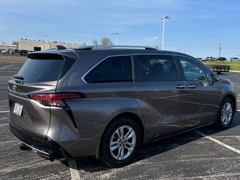 Used 2022 Toyota Sienna Limited image 5