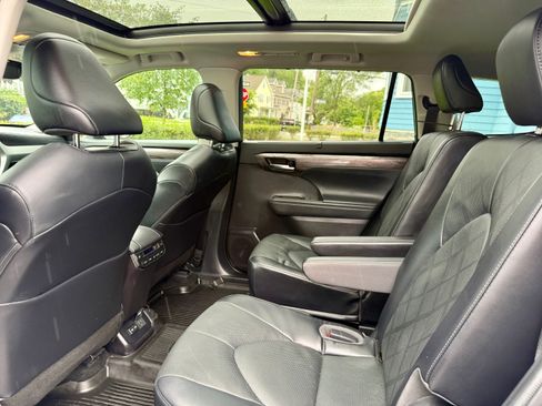 Used 2022 Toyota Highlander Platinum AWD/4WD image 21