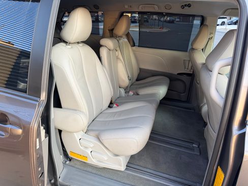 Used 2011 Toyota Sienna LE FWD image 13