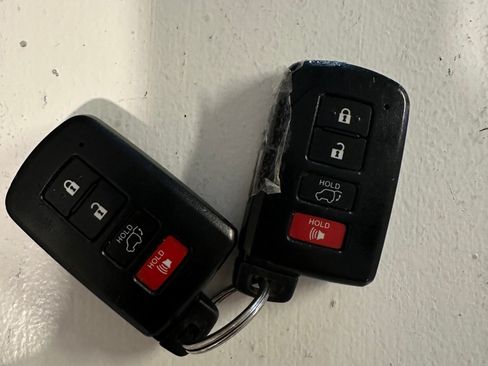 Used 2017 Toyota RAV4 XLE FWD image 24
