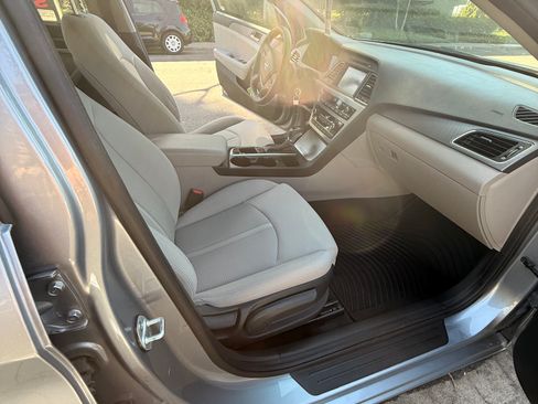 Used 2017 Hyundai Sonata SE w/ Winter Weather Package image 5