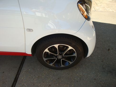 Used 2017 smart fortwo passion image 16