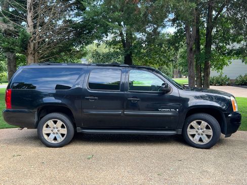 Used 2007 GMC Yukon XL SLT w/ SLT Preferred Equipment Group AWD/4WD image 1