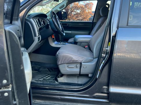 Used 2011 Toyota Tundra 4x4 CrewMax image 6