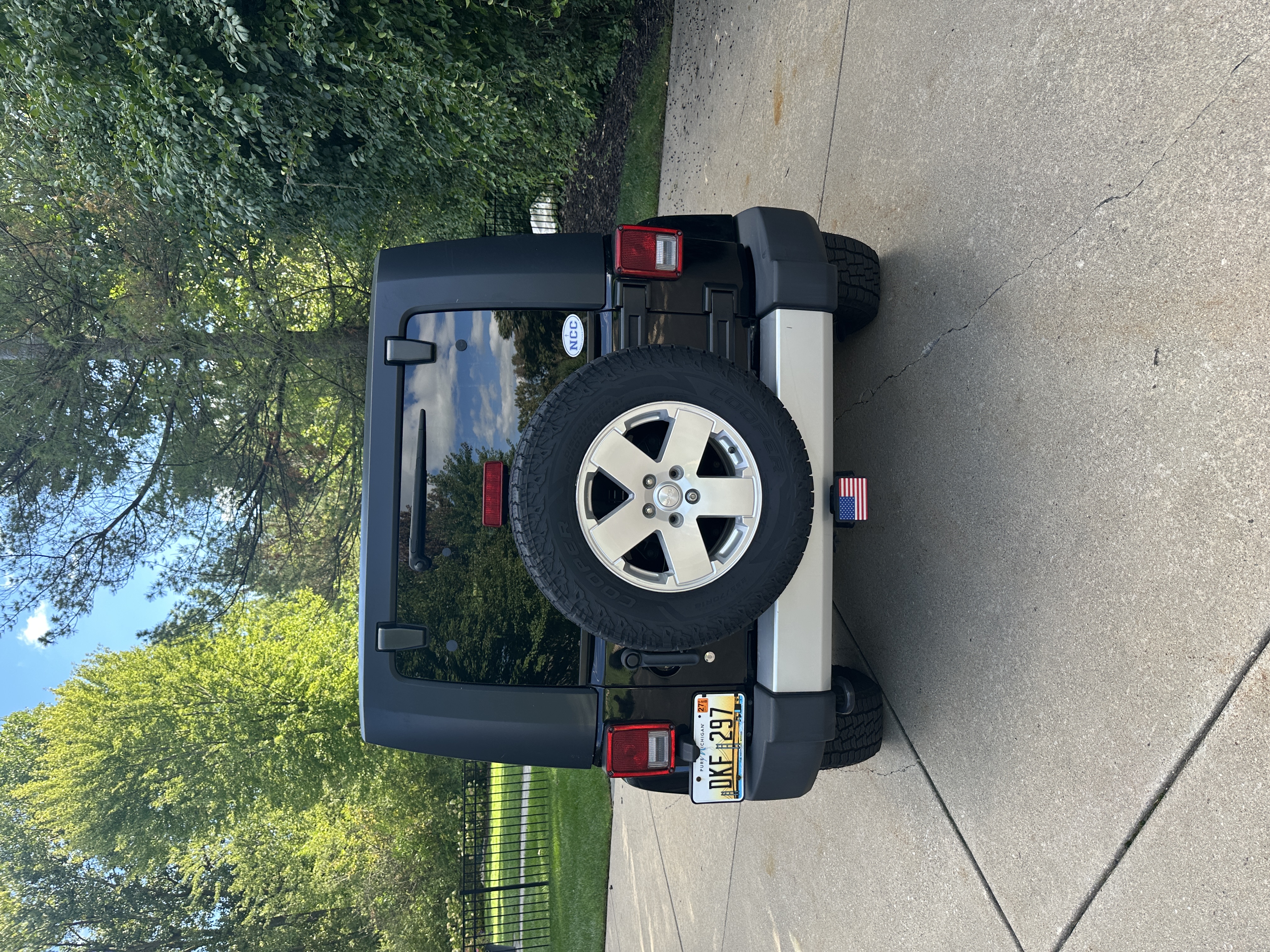 Used 2010 Jeep Wrangler Unlimited Sahara w/ Dual Top Group AWD/4WD image 2