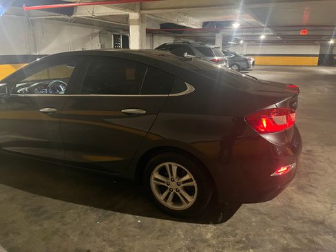 Used 2017 Chevrolet Cruze LT w/ Convenience Package image 4