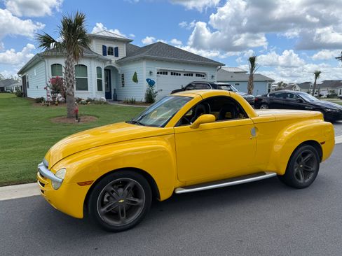 Used 2004 Chevrolet SSR w/ Preferred Equipment Group RWD image 10