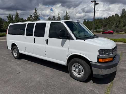 Used 2017 Chevrolet Express 3500 LT w/ LT Preferred Equipment Group RWD image 8