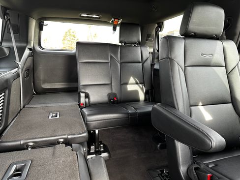 Used 2023 Cadillac Escalade Luxury image 9