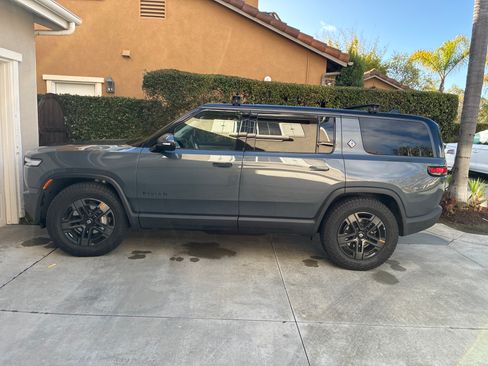 Used 2025 Rivian R1S Adventure image 8