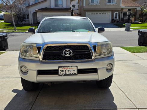 Used 2011 Toyota Tacoma PreRunner w/ TRD Off-Road Pkg w/JBL Audio image 2