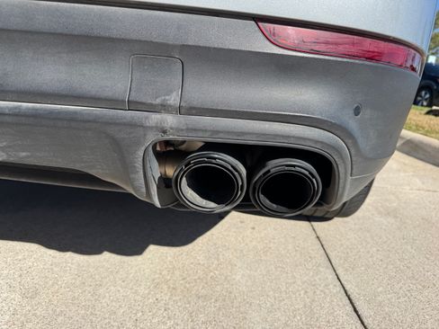 Used 2022 Porsche Cayenne E-Hybrid Sport Utility 4D image 21