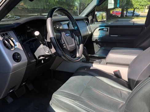 Used 2017 Ford Expedition XLT AWD/4WD image 2