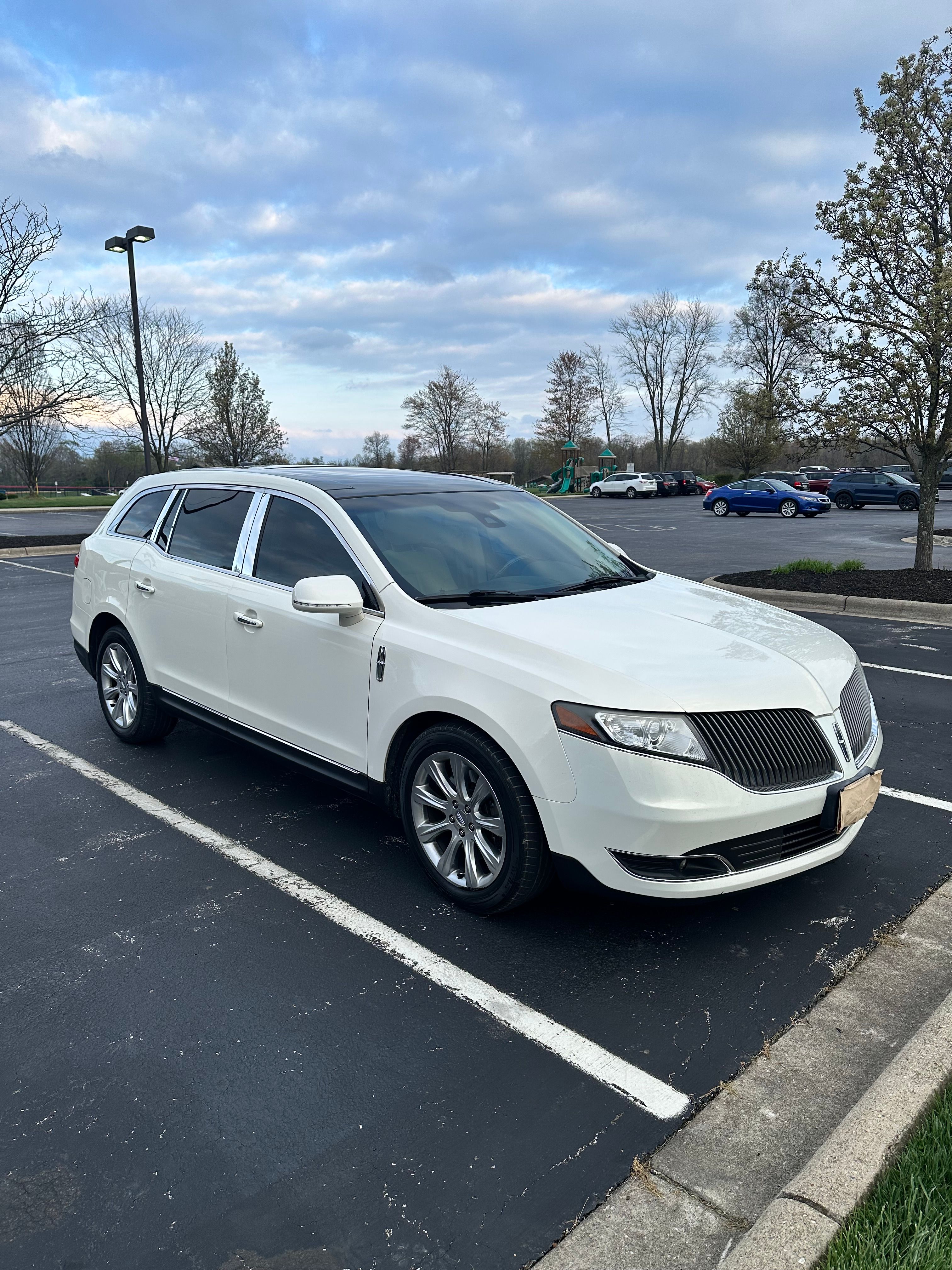 Used 2013 Lincoln MKT AWD image 2